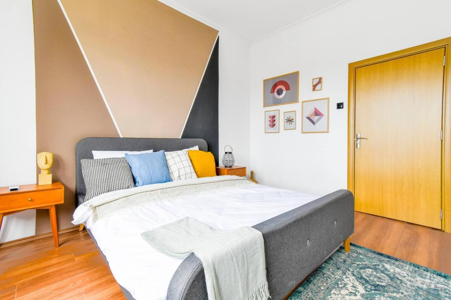 Super Fresh! 3Bdr Apartment In Sofia Center'S Artistic Area Экстерьер фото
